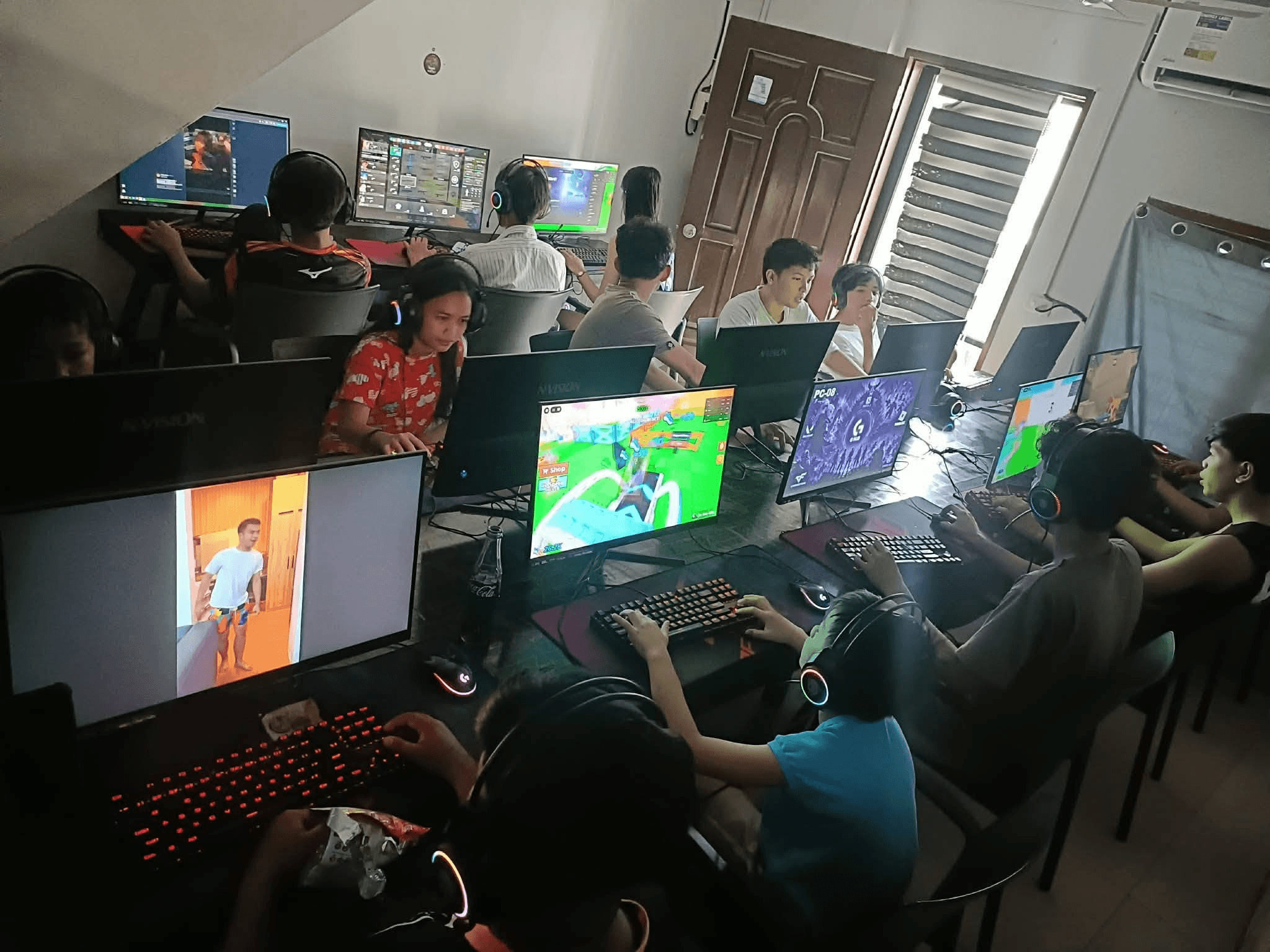 Cafe stations in use at G-Hub Internet Cafe with CafeCentro Cloud Timer