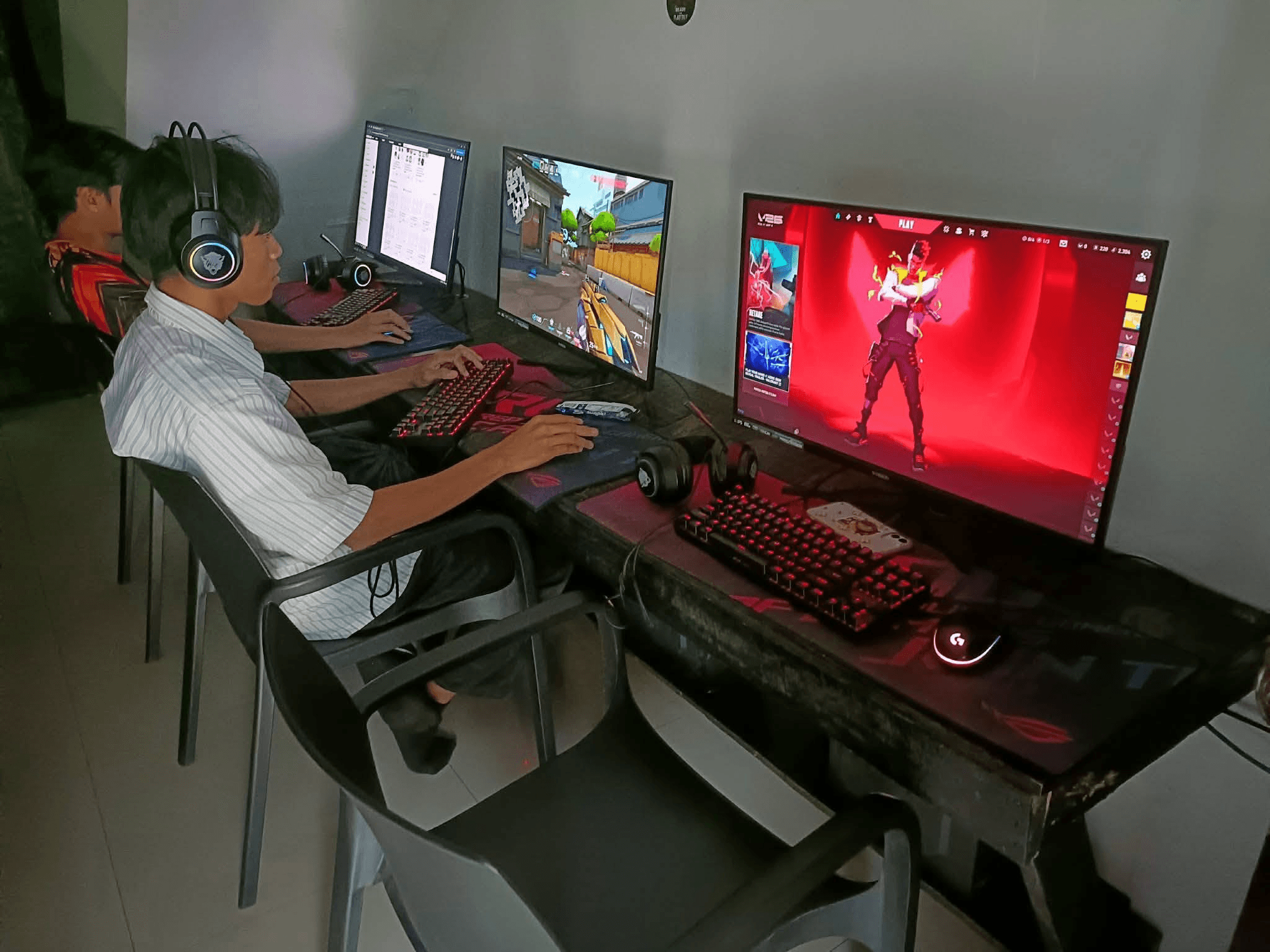 Customer PC row at an internet cafe using CafeCentro timer management