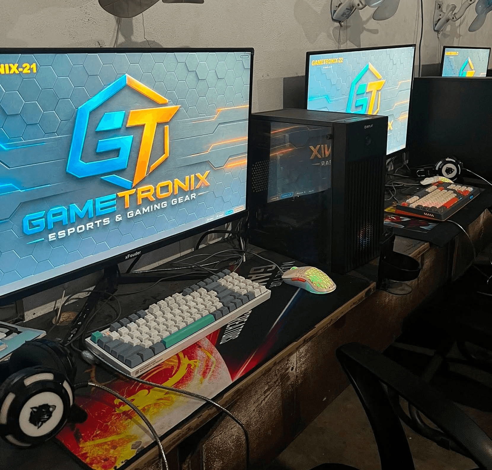 GAMETRONIX internet cafe PCs showing CafeCentro client lock screens