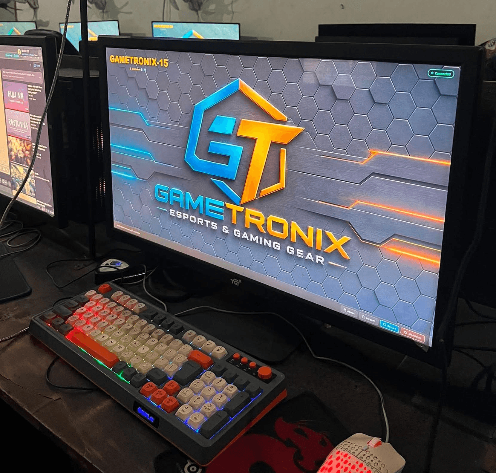 GAMETRONIX PC station running the CafeCentro customer lock screen