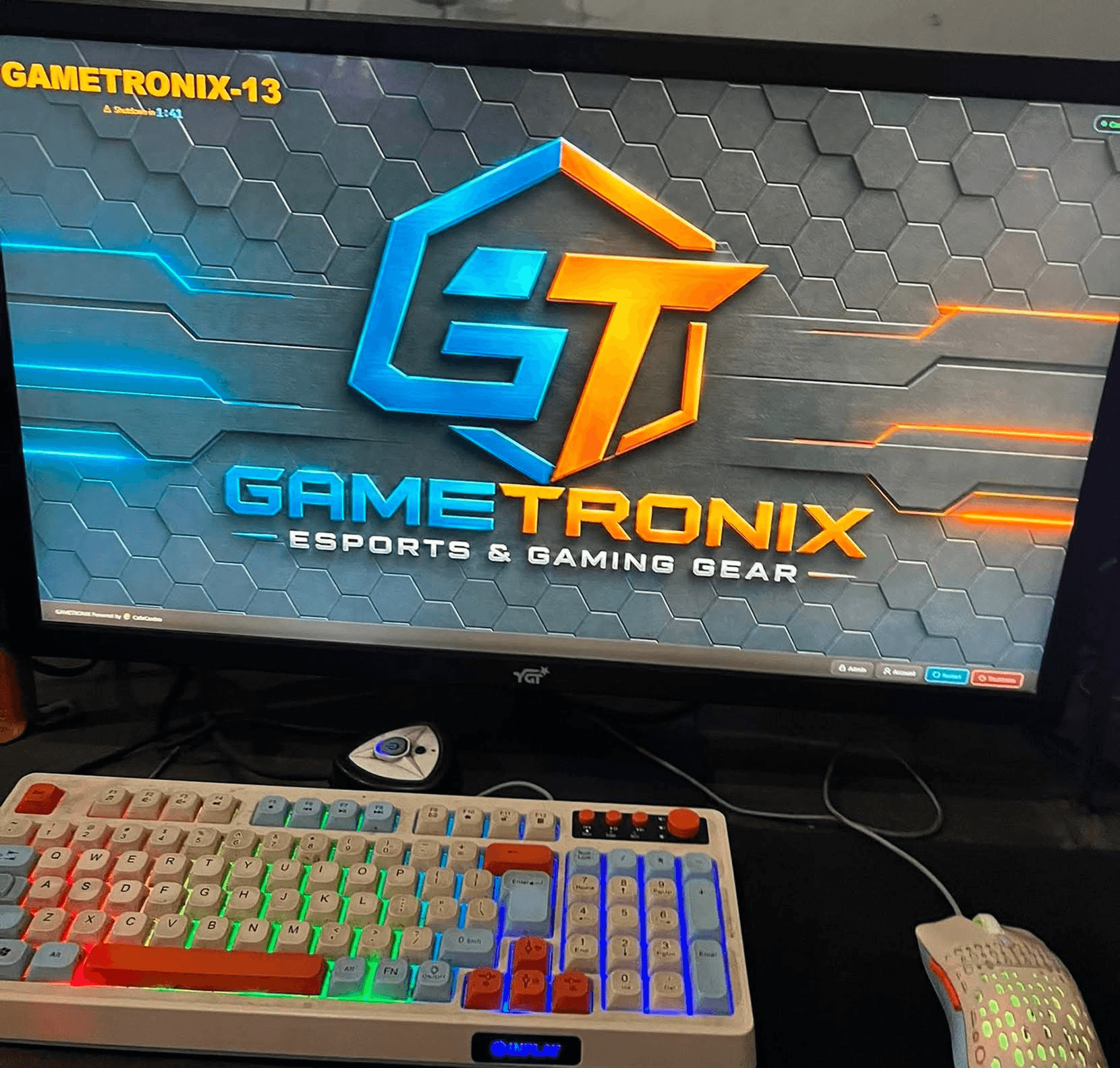 GAMETRONIX PC station showing a CafeCentro branded customer lock screen
